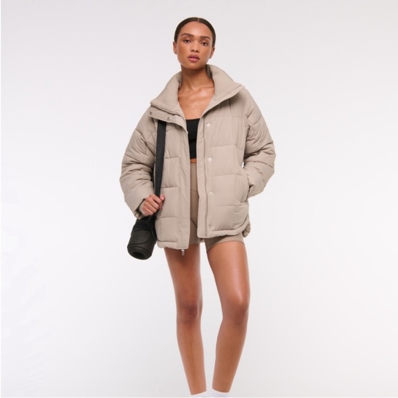 Abercrombie and Fitch ypb on the go puffer - Picture 2 of 5